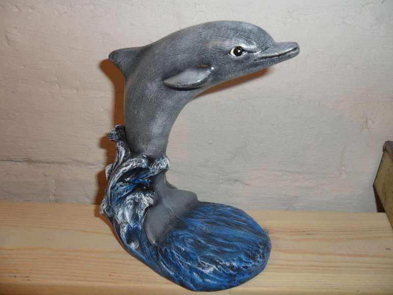 Delphin auf einer Welle