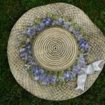Hut mit bläulichen Blüten